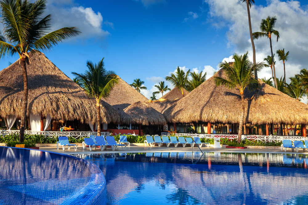 Best Vacations for Teenagers.
Tropical swimming pool and palm trees in luxury resort